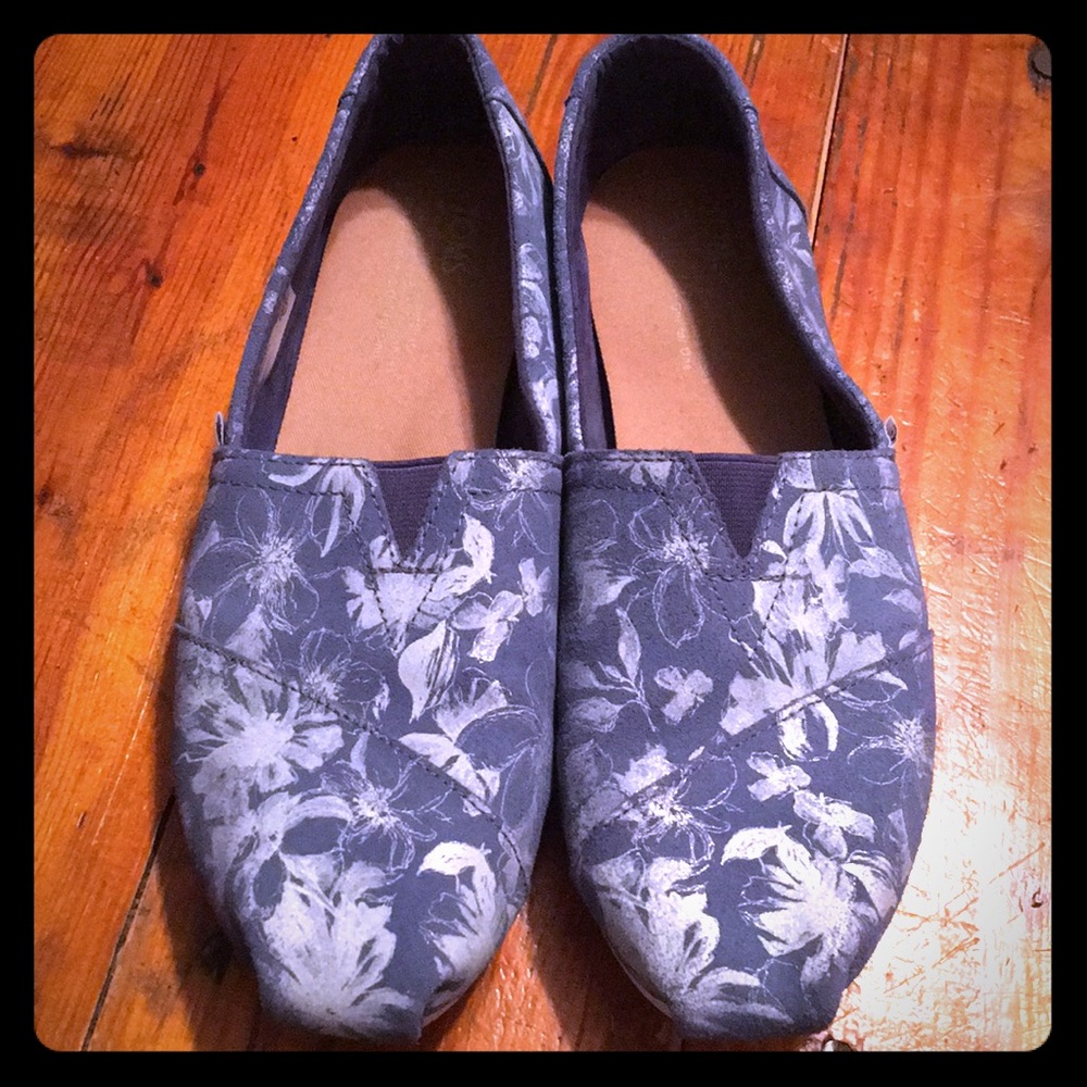 Womens Toms size 9